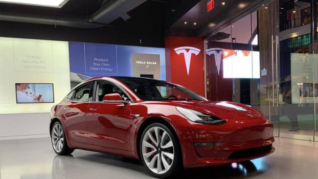 Tesla не будет производить электромобили в Индии - Маск говорит о “проблемах с правительством”