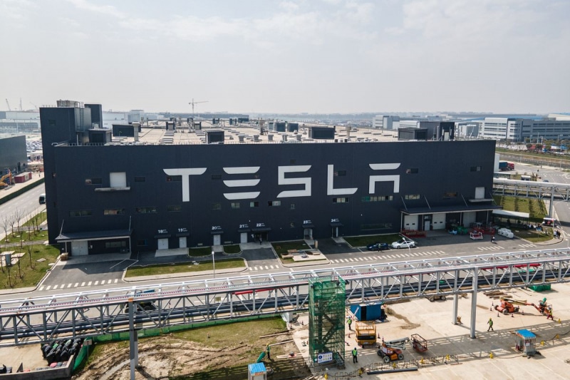 Завод Tesla в Шанхае откладывает возвращение к прежним темпам производства