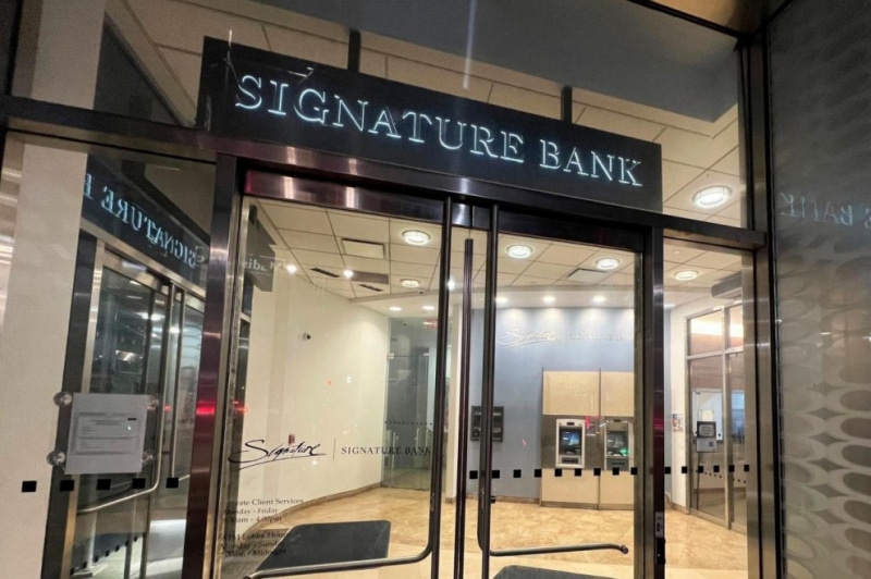 Подразделение New York Community Bancorp покупает активы Signature Bank